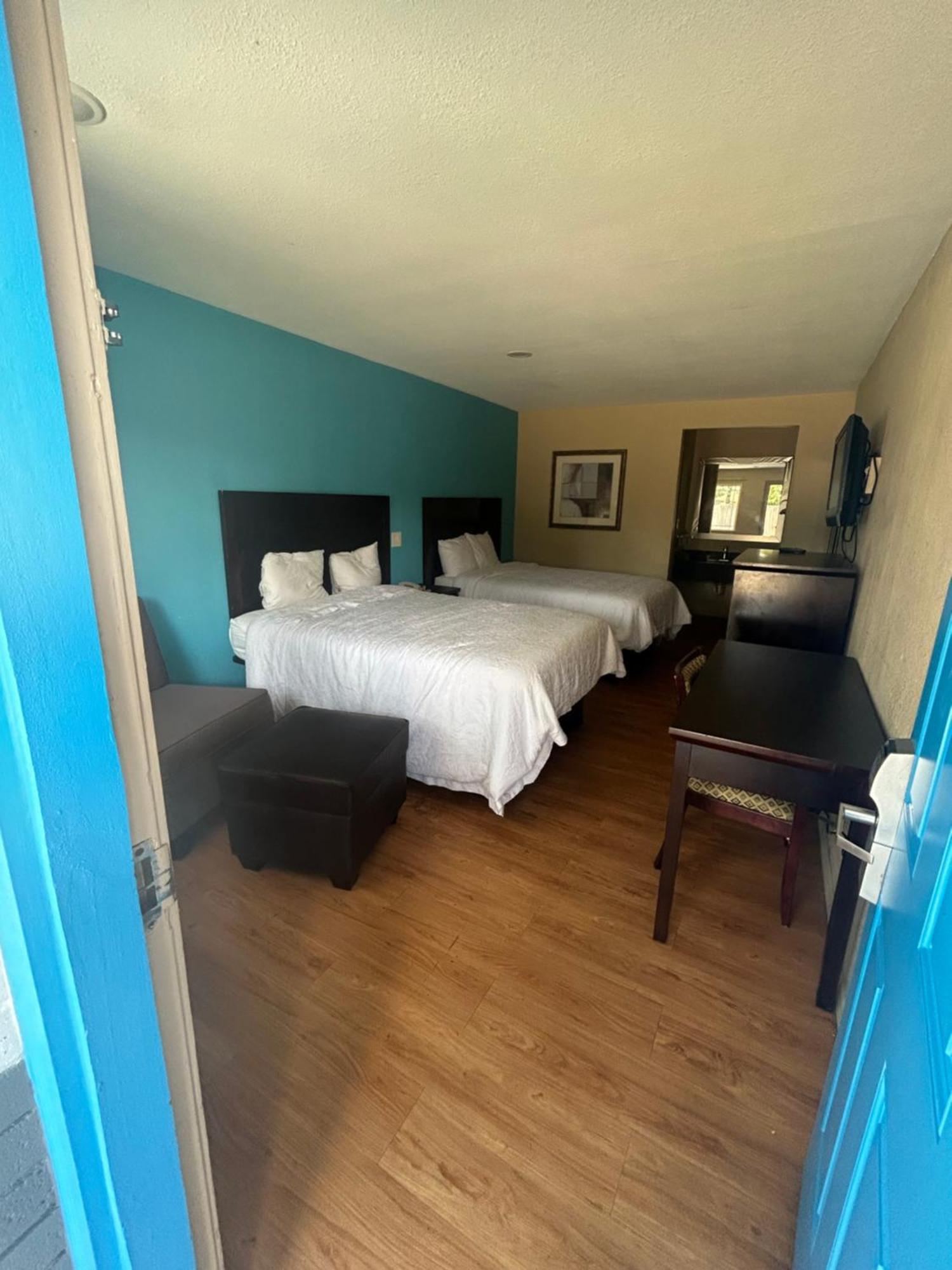 Super 7 Hotel Lafayette Bagian luar foto