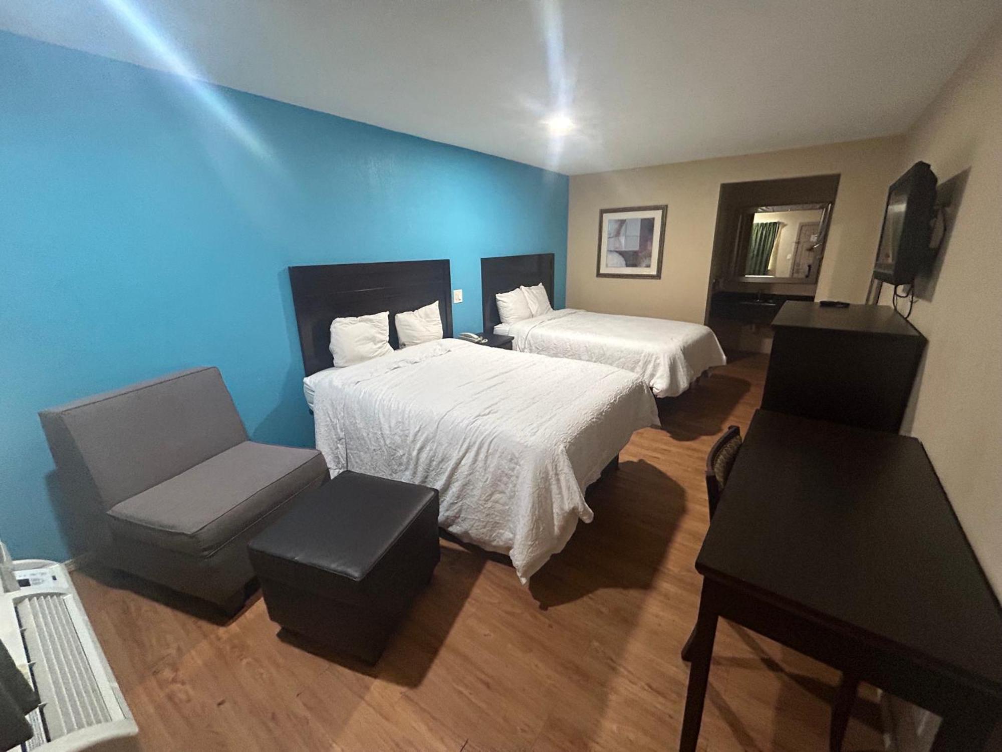 Super 7 Hotel Lafayette Bagian luar foto